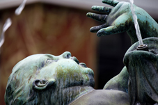 Brunnenstatue Kind mit geöffnetem Mund
