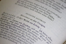 Buchseite mit Text aus einem Theaterstück