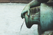Statue Karaffe aus der Wasser rinnt