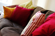 Couch mit bunten Pölstern