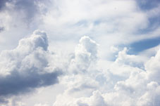 Himmel mit hellen Wolken